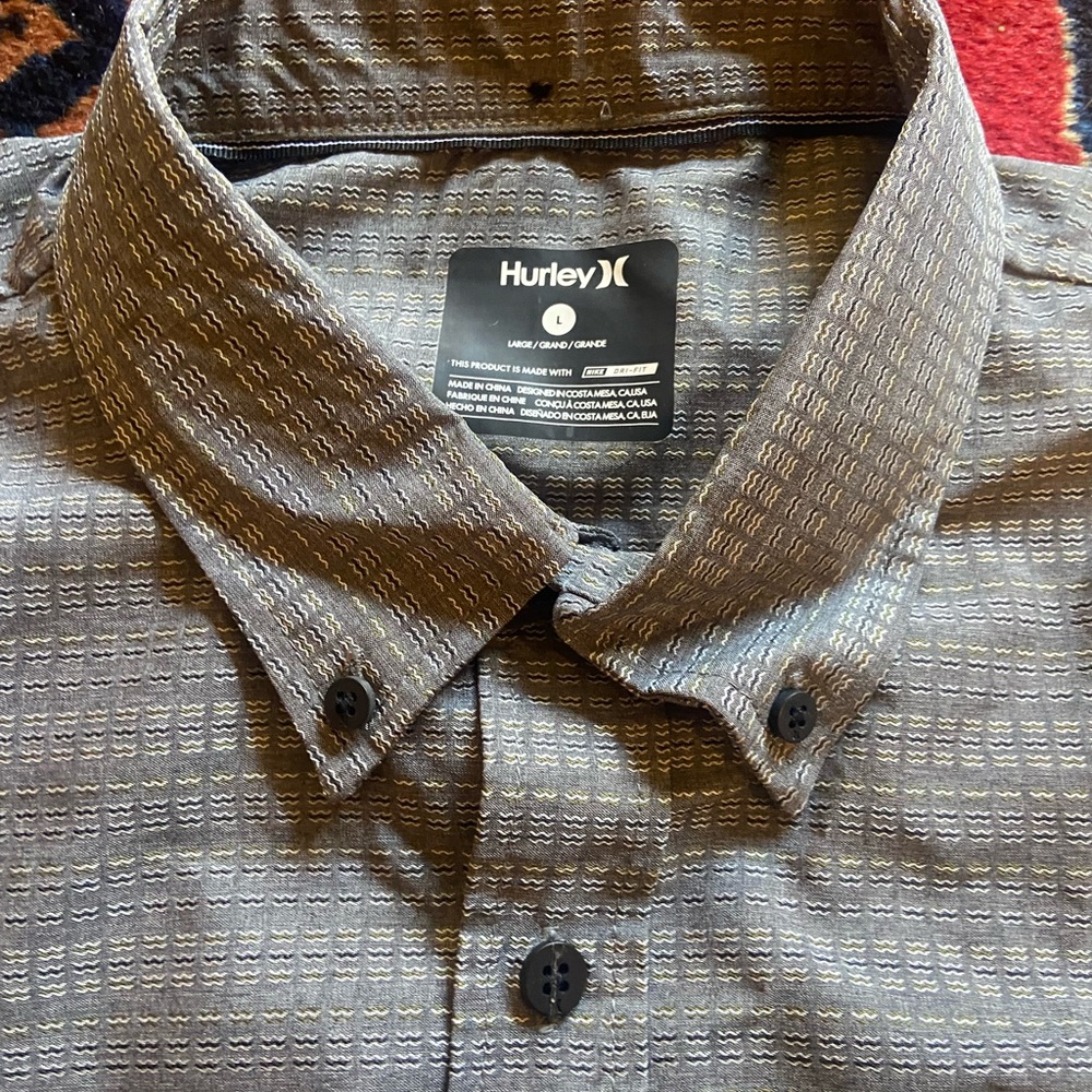 Mens Hurley size large grey and white short sleeve button down. NWT